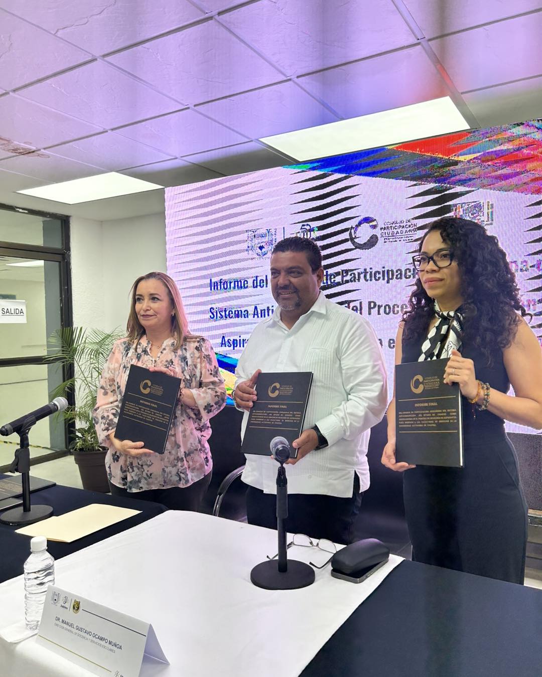 La Mtra. Maritza del Carmen Pintado Ortega, presidenta del Consejo de Participación Ciudadana, hizo entrega del informe al Dr. Manuel Guillermo Ocampo Muñoa, director general de Docencia y Servicios Escolares de la UNACH