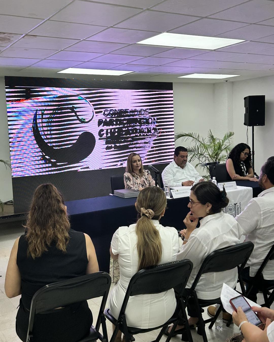 La Mtra. Maritza del Carmen Pintado Ortega, presidenta del Consejo de Participación Ciudadana, hizo entrega del informe al Dr. Manuel Guillermo Ocampo Muñoa, director general de Docencia y Servicios Escolares de la UNACH.