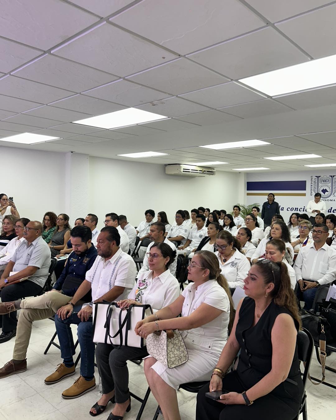 La Mtra. Maritza del Carmen Pintado Ortega, presidenta del Consejo de Participación Ciudadana, hizo entrega del informe al Dr. Manuel Guillermo Ocampo Muñoa, director general de Docencia y Servicios Escolares de la UNACH.